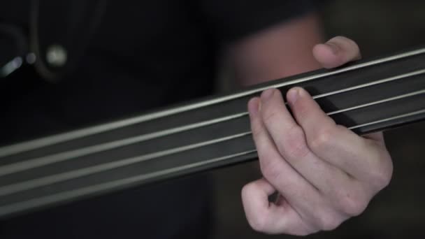 Bezedná Baskytara Zblízka Prsty Muže Hrajícího Basu Stylu Fender Precision — Stock video