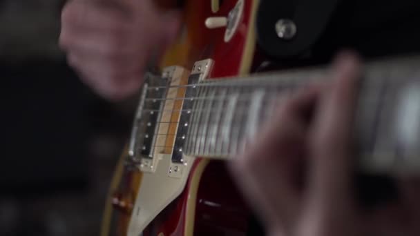 Man Trummar Power Ackord Sin Les Paul Stil Gitarr Närbild — Stockvideo