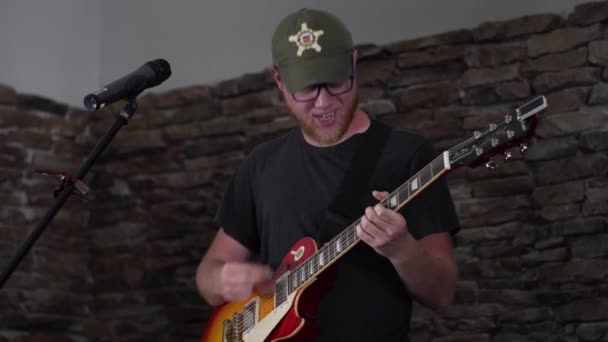 Muzyk Kołysząc Się Podczas Gry Gitarze Stylu Les Paul — Wideo stockowe