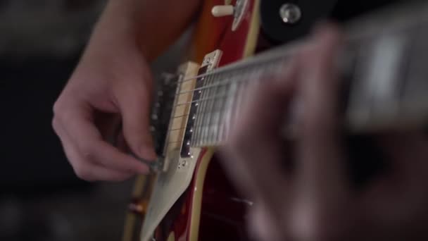 Loosely Dedilhando Acordes Uma Guitarra Estilo Les Paul Close Lateral — Vídeo de Stock