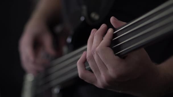 フリーのベースギターを弾く Fender Precision Style Bass Close Fings — ストック動画