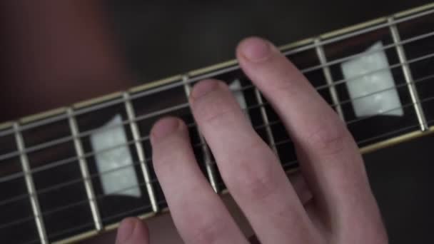 리프를 연주하는 남자의 손가락을 클로즈업 — 비디오