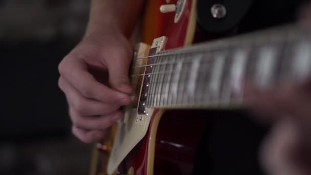 Hombre Que Mete Las Dos Cuerdas Inferiores Una Guitarra Eléctrica — Vídeos de Stock