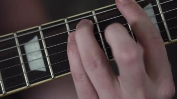 Nahaufnahme Der Finger Eines Mannes Der Rockakkorde Auf Einer Gitarre — Stockvideo