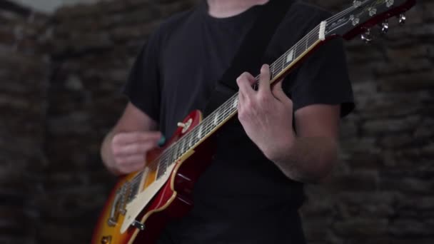 Mann Spielt Seine Les Paul Stil Gitarre — Stockvideo