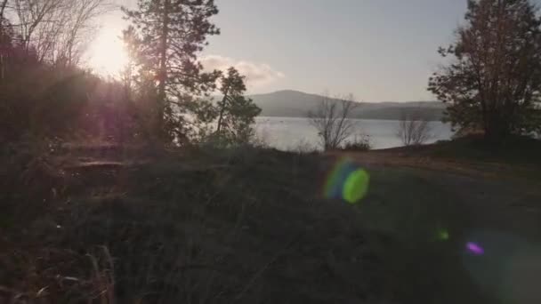 Schöne Morgenwanderung Einen See Bei Sonnenaufgang Mit Atemberaubender Aussicht Und — Stockvideo