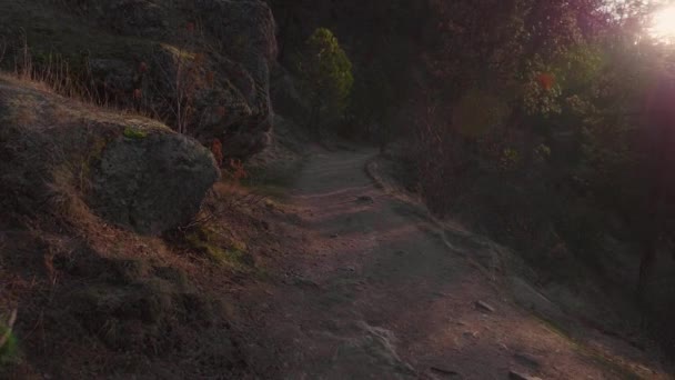 Утренняя Прогулка Вокруг Озера Восходе Солнца Захватывающими Видами Мирной Атмосферой — стоковое видео