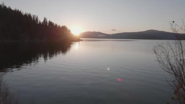 日の出には湖の周りの美しい朝のハイキング 息をのむような景色と穏やかな雰囲気 — ストック動画