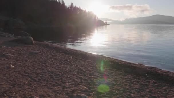 Schöne Morgenwanderung Einen See Bei Sonnenaufgang Mit Atemberaubender Aussicht Und — Stockvideo