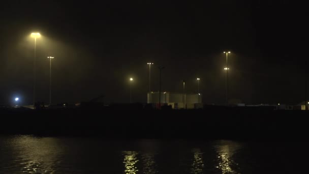 Drammatico Atmosferico Porto Marittimo Deserto Pontile Industriale Illuminato Nella Notte — Video Stock