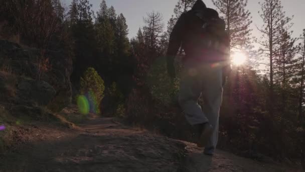日の出には湖の周りの美しい朝のハイキング 息をのむような景色と穏やかな雰囲気 — ストック動画