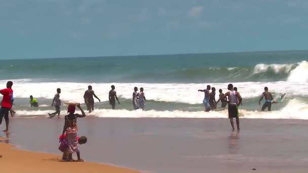 Молодые Люди Веселятся Волнах Знаменитого Пляжа Гранд Басам Рядом Абиджаном — стоковое видео