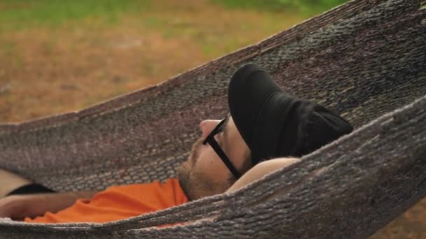 Młody Człowiek Odpoczywający Hamaku — Wideo stockowe