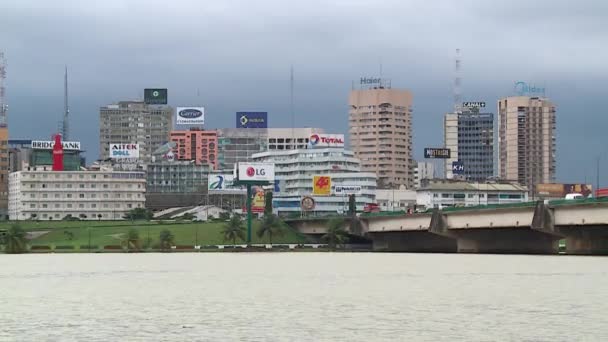 Große Gebäude Abidjan Mit Werbetafeln Gaulle Brücke Als Grundierung Das — Stockvideo