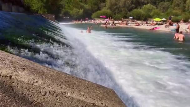 Isar Flaucher Nude River Plaża Monachium — Wideo stockowe