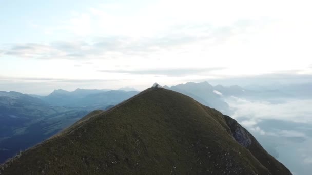 一架无人驾驶飞机在瑞士阿尔卑斯山山脊和奥古斯都山楂上空飞行 — 图库视频影像