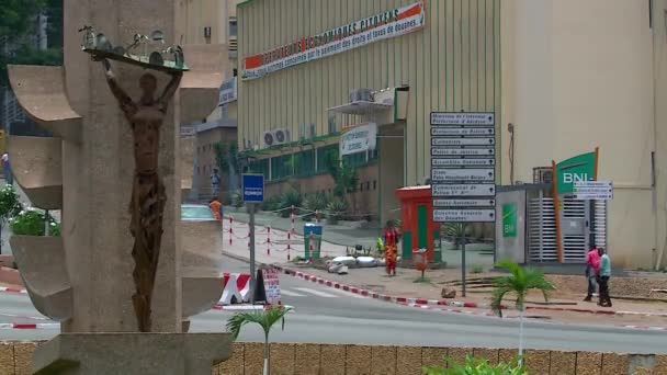 Skulptur Centrum Republiken Plats Abidjan Och Administrativa Byggnader Elfenbenskusten — Stockvideo