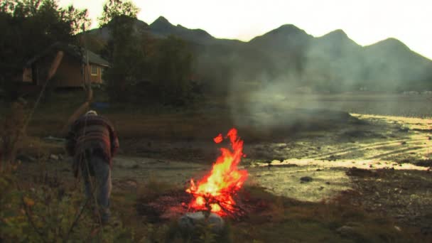 Yaşlı Bir Adam Gün Batımında Sahilde Kamp Ateşi Yakar Küçük — Stok video
