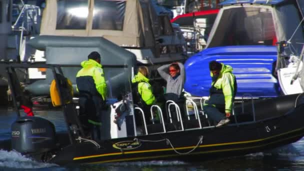 Les Gens Vêtus Combinaisons Sèches Montent Dans Bateau Moteur Gonflable — Video