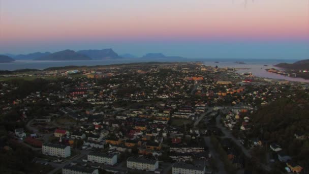 从山上俯瞰大海的Lofoten日落美景 天空是令人惊叹的彩虹色 海洋的建筑和表面反射着落日的光芒 Pan Right — 图库视频影像