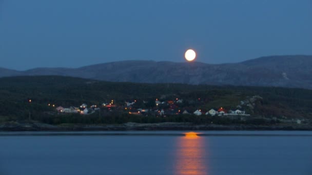 Vista Ora Blu Pittoresco Villaggio Costiero Luna Sullo Sfondo Brilla — Video Stock