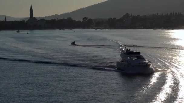 Jacht Verlässt Mittelmeer Hafen Trogir Kroatien Sommer Sonnenuntergang — Stockvideo