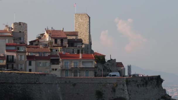 Ciudad Vieja Antibes Francia Vista Desde Agua Con Torre Del — Vídeos de Stock