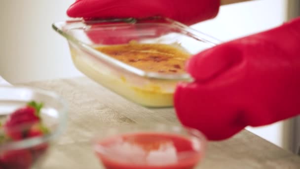 Placering Dessert Dish Direkt Counter Med Handskar — Stockvideo