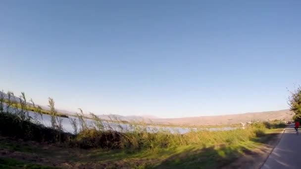 Eine Bewegte Aufnahme Einer Fahrradtour Durch Die Bäume Bei Sonnenuntergang — Stockvideo