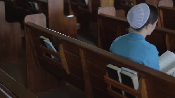 Mennonit Bir Kadın Boş Bir Kilise Sırasına Oturur Ilahi Kitaplarını — Stok video