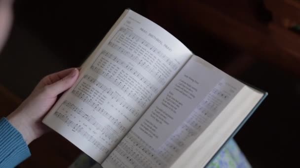 Primer Plano Una Mujer Menonita Hojeando Las Páginas Himno Cámara — Vídeo de stock