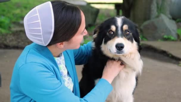 Ung Mennonitkvinna Klappar Sin Hund — Stockvideo