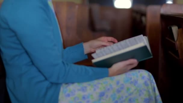 Mennonitská Žena Sedí Prázdném Kostele Listuje Stránkami Písně — Stock video