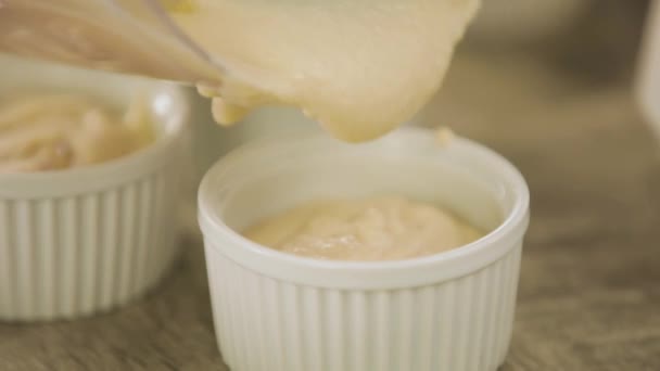 Ramekin Enchimento Com Manteiga — Vídeo de Stock