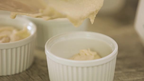 Ramekin Vullen Met Batter — Stockvideo