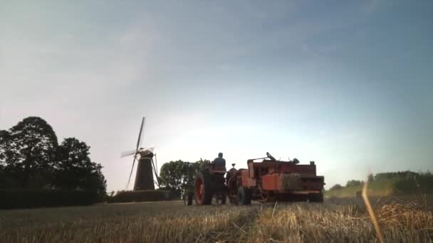 Viejo Tractor Fiat 481R Con Una Prensa Heno Que Produce — Vídeo de stock