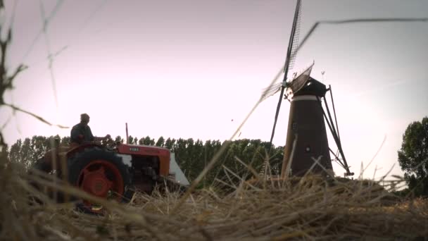 Trator Vintage Com Uma Prensa Feno Produzindo Fardos Feno Com — Vídeo de Stock