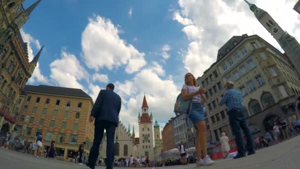Säännöllinen Kesäpäivä Marienplatz Münchenissä — kuvapankkivideo
