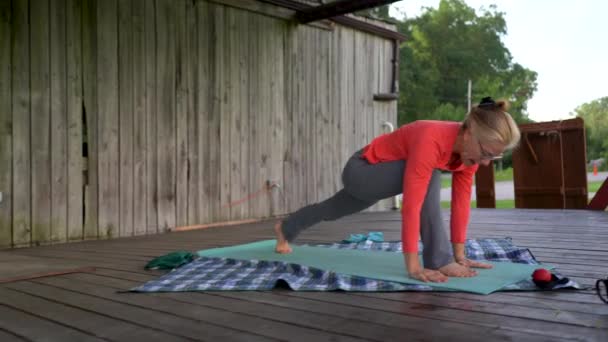 Två Mogna Kvinnor Som Gör Lunge Yoga Pose Och Sträcker — Stockvideo