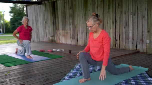 Due Donne Mature Che Fanno Una Posa Affondo Yoga Estende — Video Stock