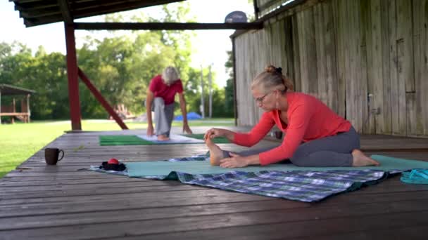 Yetişkin Kadın Yoga Yapıyor Dışarıda Bir Çadırda Esniyorlar — Stok video