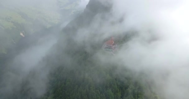 インターラーケンの山の上を飛ぶ過去の雲 — ストック動画