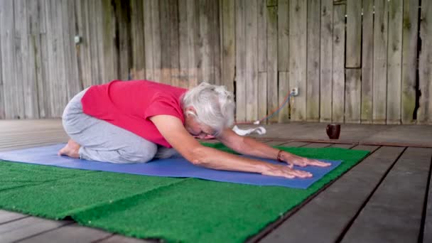 Grå Hår Senior Kvinna Gör Halv Sköldpadda Yoga Pose — Stockvideo
