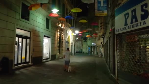 Genova Sokaklarında Yürüyordu — Stok video