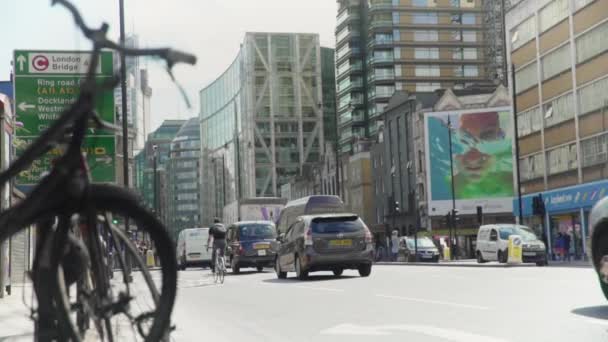 Μαύρα Ταξί Τροχαία Στο Shoreditch Λονδίνο — Αρχείο Βίντεο