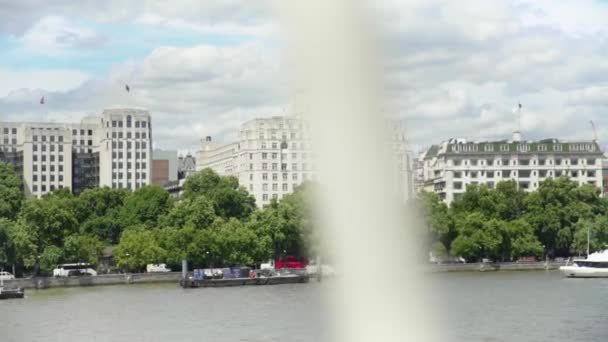 テムズ川によるロンドンの建物の発見 — ストック動画