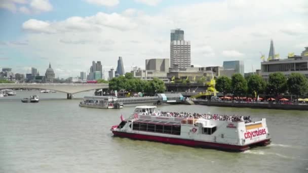 Boot Fährt Durch Die Londoner Themse Southbank Vorbei — Stockvideo