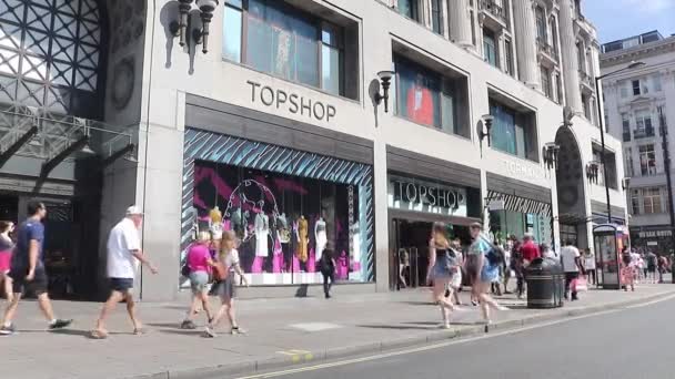 Nakupování Před Velkým Maloobchodem Oxford Street Londýně Slunečného Odpoledne — Stock video