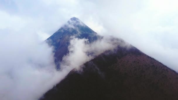 Luchtfoto Van Beruchte Vulkaan Fuego Omringd Door Wolken — Stockvideo