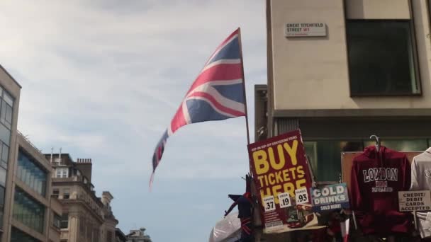 Bandeira Reino Unido Voando Sobre Uma Barraca Lembranças Oxford Street — Vídeo de Stock